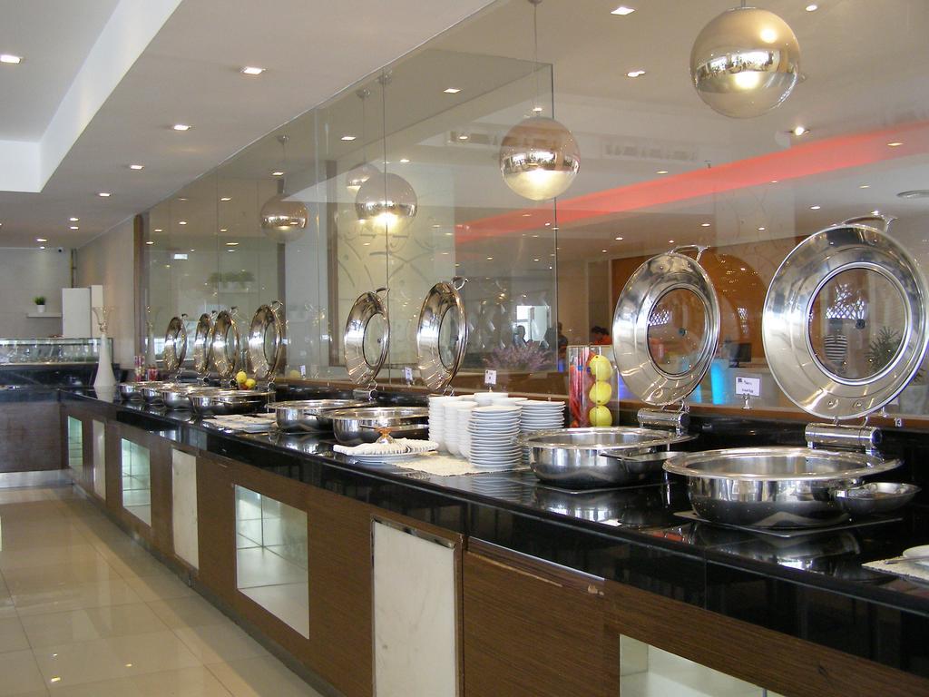 Iyarin @ Tuk Chang Hotel Bangkok Buitenkant foto